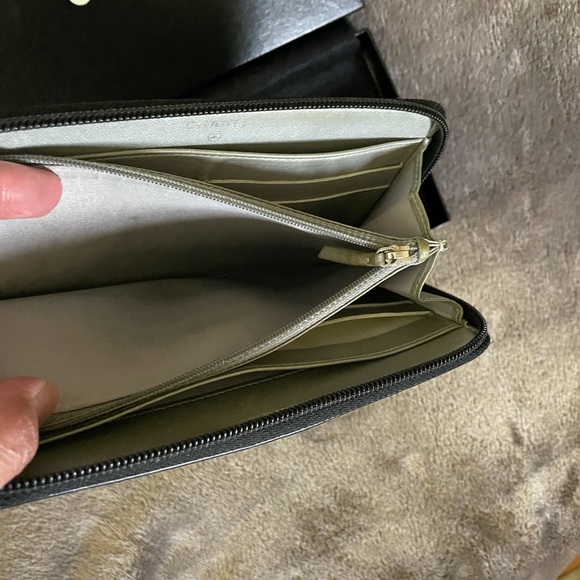 VINTAGE CHANEL CAMELLIA LONG ZIPPY WALLET - Picture 5 of 8